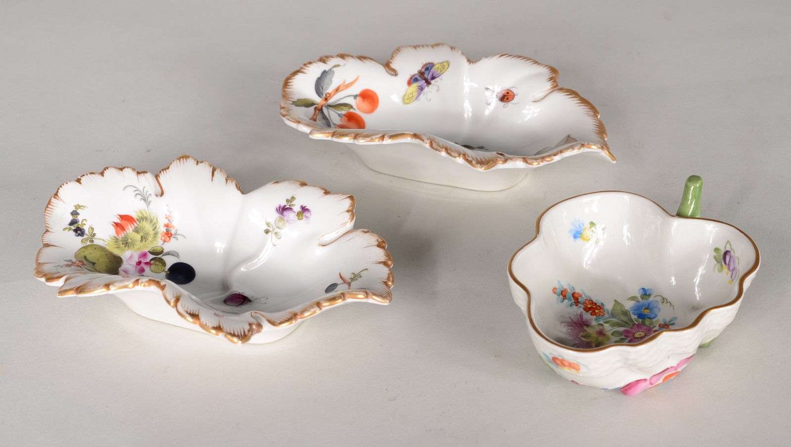 Diversas peças de porcelana decoradas com flores em policromia... - foto 5 de 11