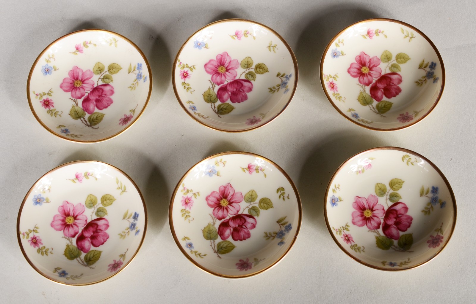 Diversas peças de porcelana decoradas com flores em policromia... - foto 6 de 11
