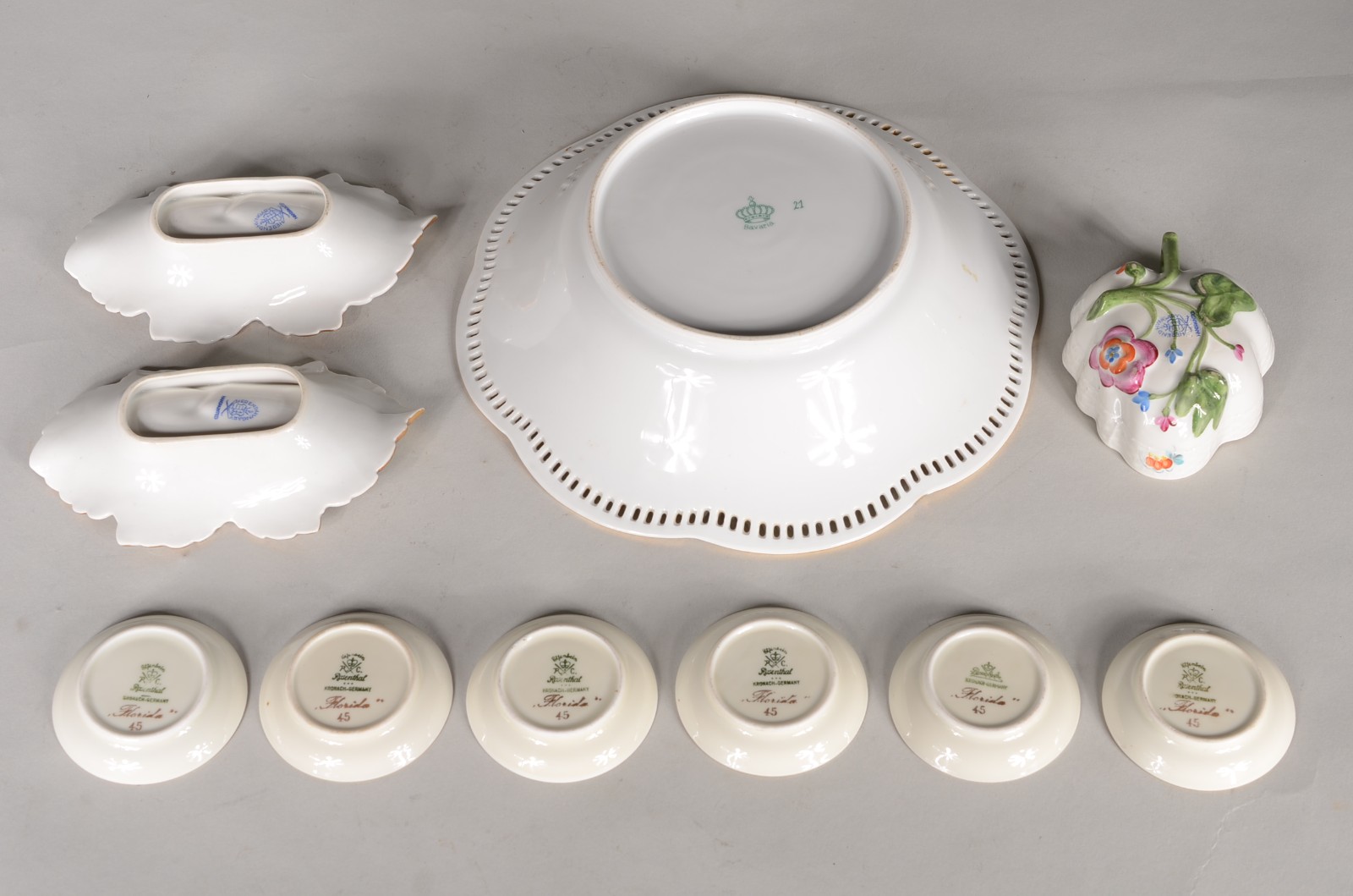 Diversas peças de porcelana decoradas com flores em policromia... - foto 7 de 11