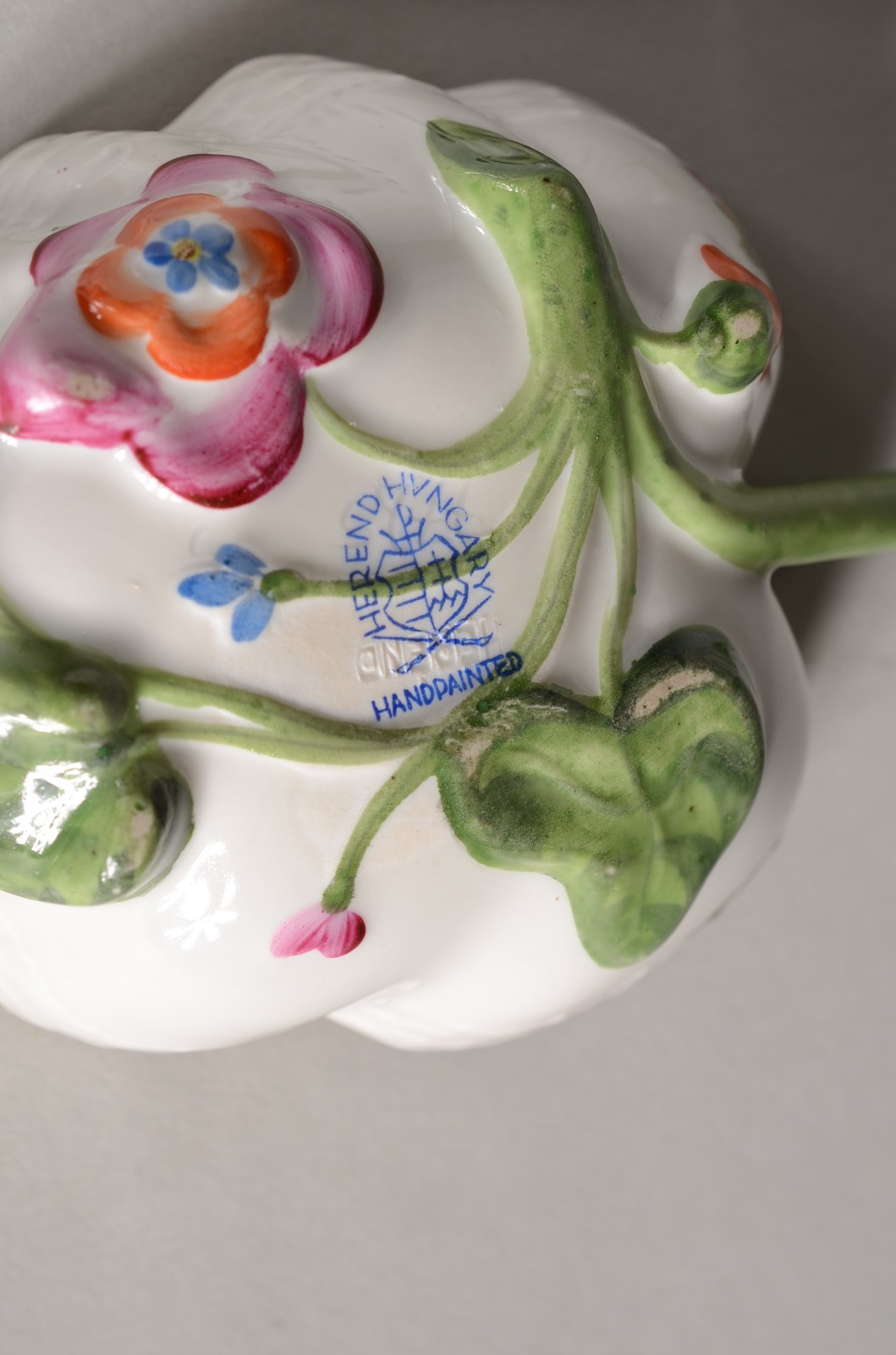 Diversas peças de porcelana decoradas com flores em policromia... - foto 10 de 11