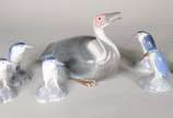 Sete pequenas estatuetas de porcelana europeia ... - Sete pequenas estatuetas de porcelana europeia policromada representando pinguins e ave maior com bico lascado.