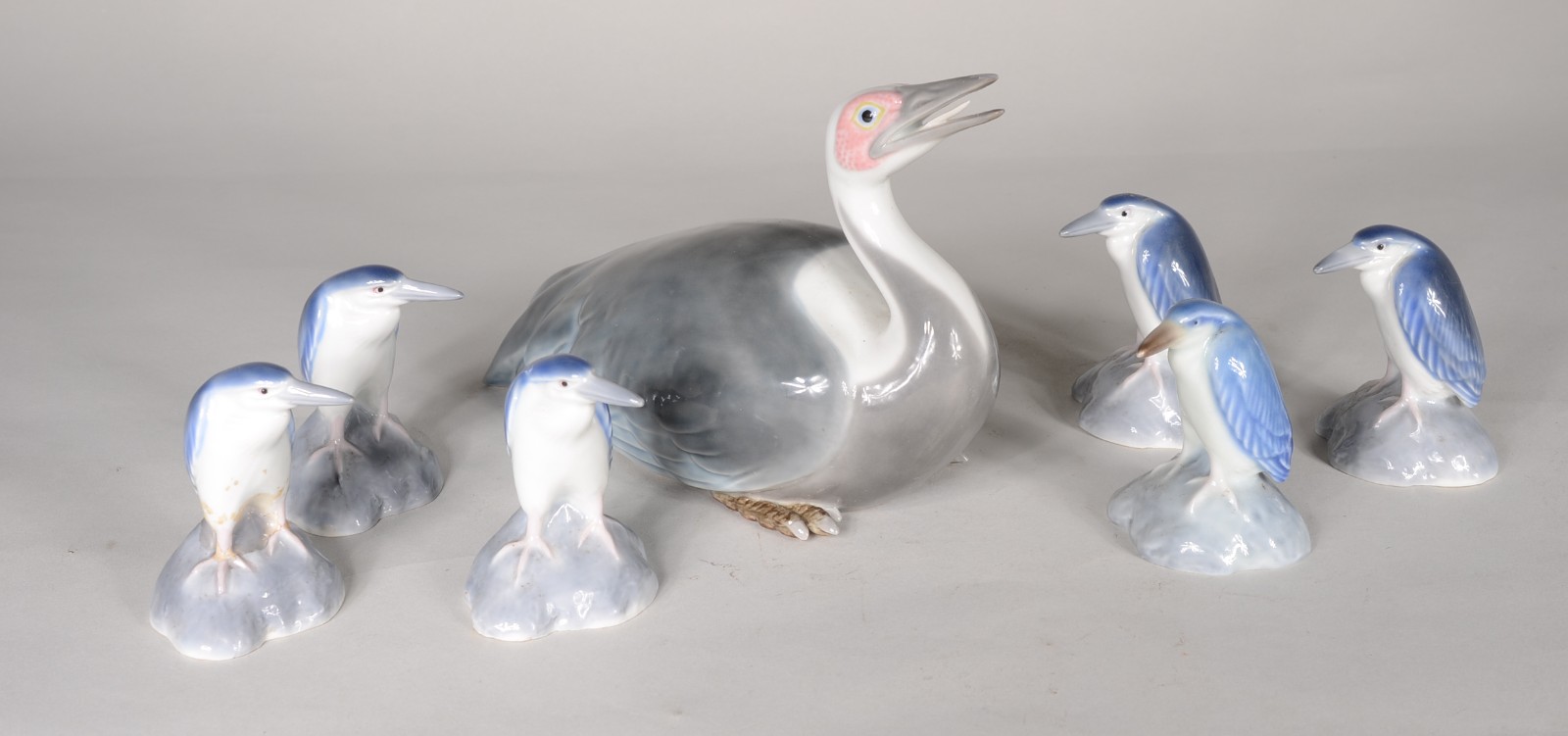 Sete pequenas estatuetas de porcelana europeia policromada... - foto 1 de 8