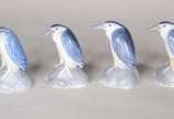 Sete pequenas estatuetas de porcelana europeia ... - Sete pequenas estatuetas de porcelana europeia policromada representando pinguins e ave maior com bico lascado.