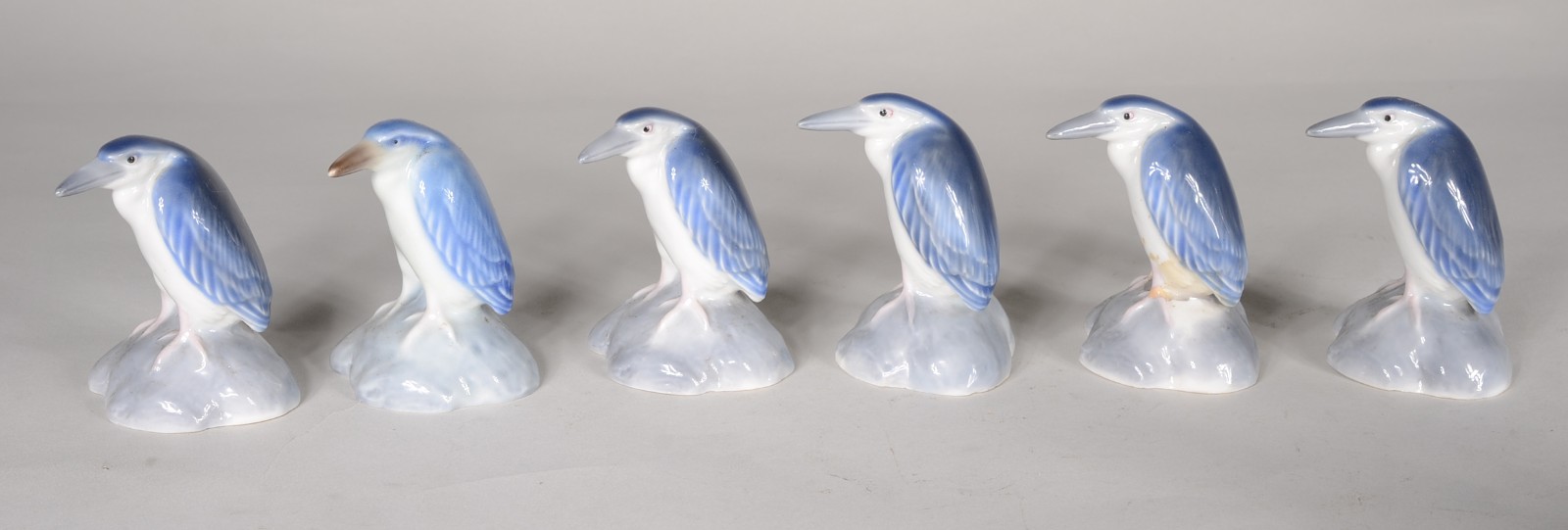 Sete pequenas estatuetas de porcelana europeia policromada... - foto 2 de 8