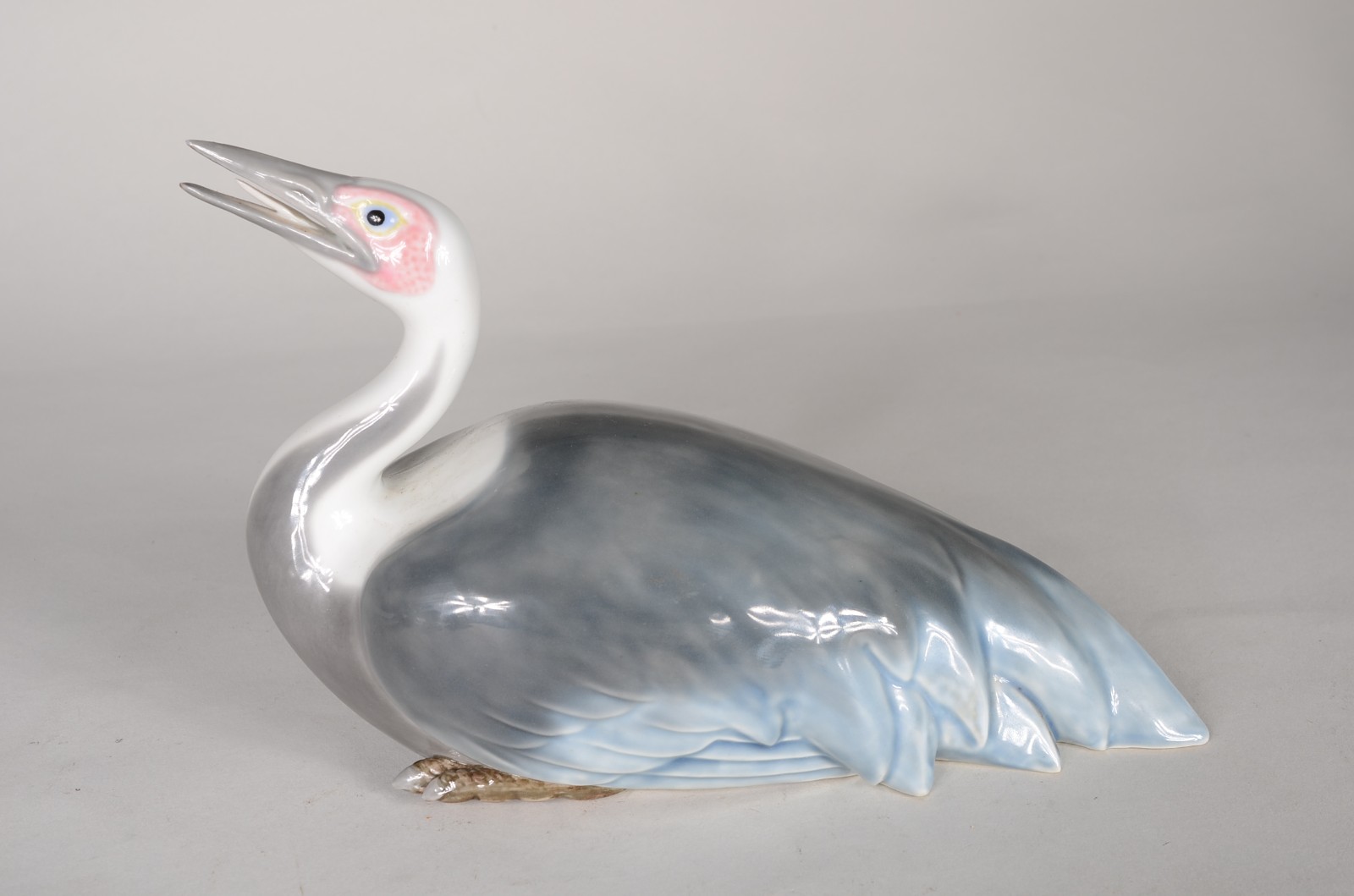 Sete pequenas estatuetas de porcelana europeia policromada... - foto 4 de 8