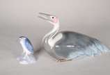 Sete pequenas estatuetas de porcelana europeia ... - Sete pequenas estatuetas de porcelana europeia policromada representando pinguins e ave maior com bico lascado.