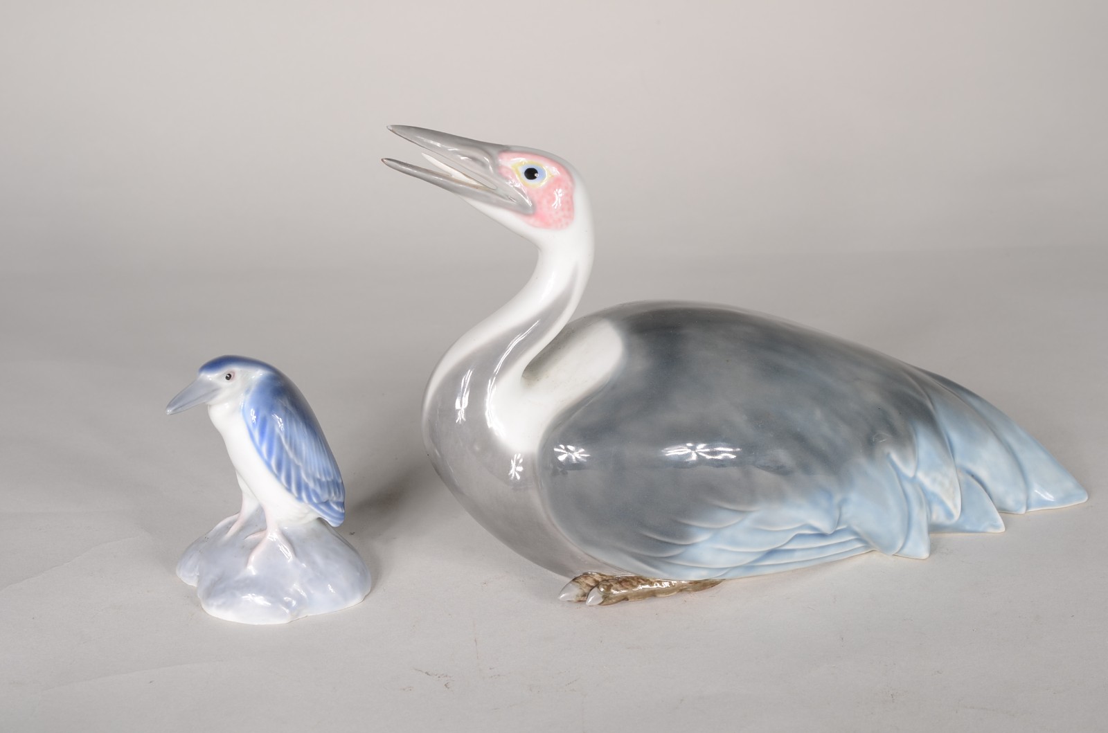 Sete pequenas estatuetas de porcelana europeia policromada... - foto 5 de 8