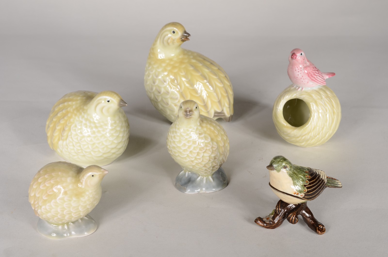Cinco pássaros de porcelana de diversos modelos e um de metal... - foto 1 de 6