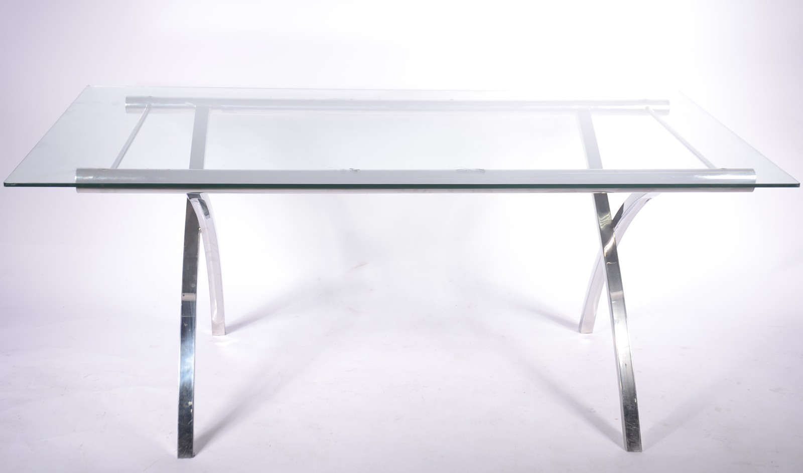 Mesa de jantar design moderno, base de metal e tampo de vidro... - foto 2 de 7