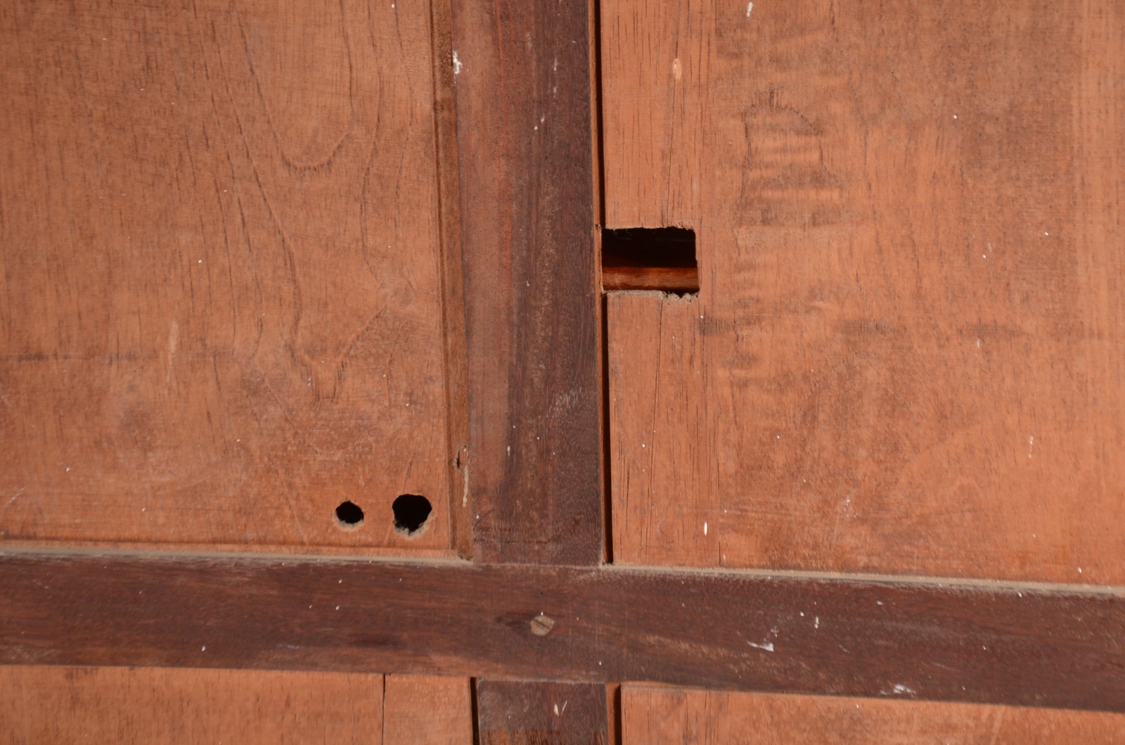 Armário de madeira nobre com 2 portas de vidros laterais e parte... - foto 7 de 9