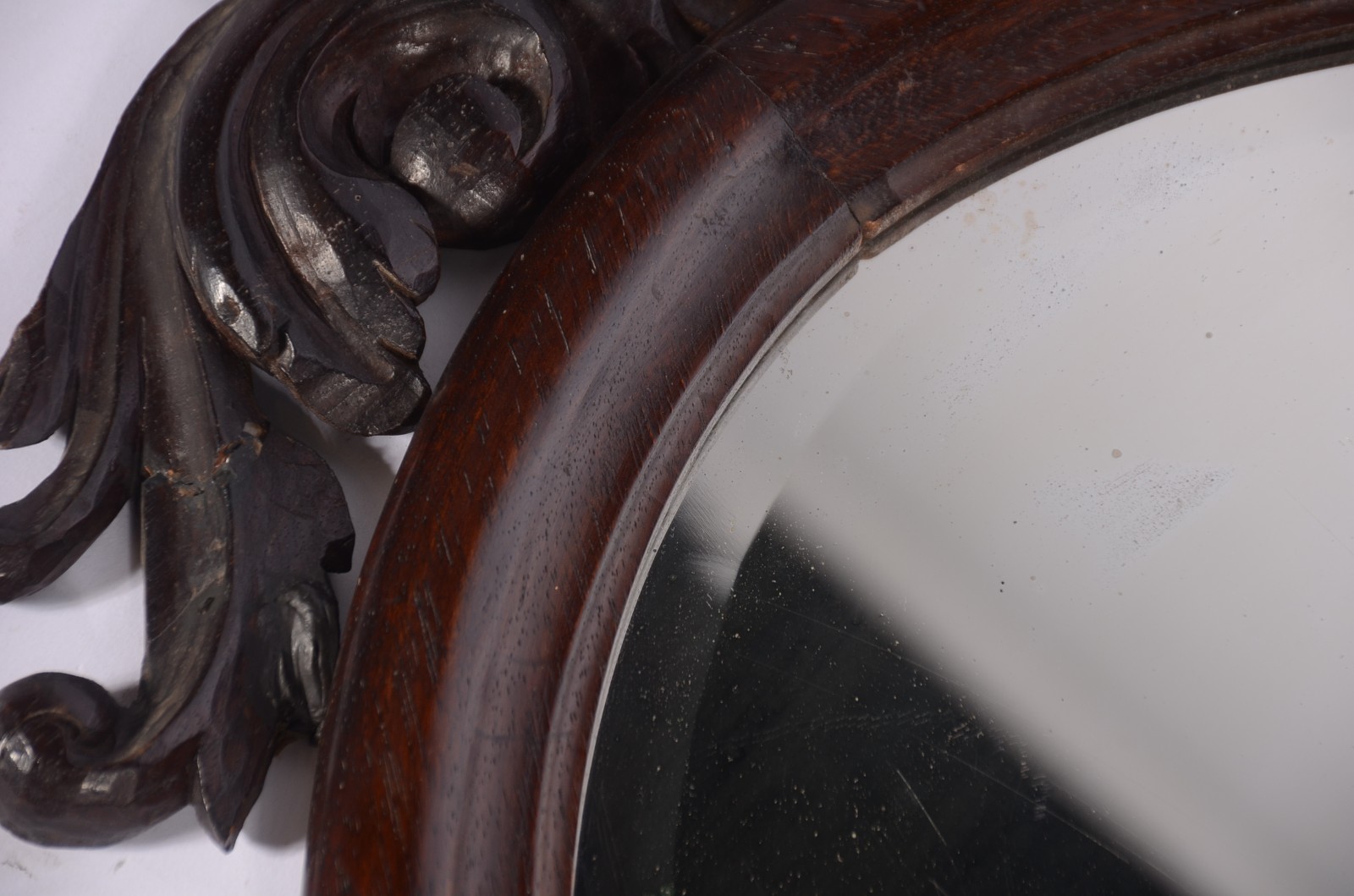 Pequeno espelho de cristal bisotado feitio oval com moldura de... - foto 2 de 7