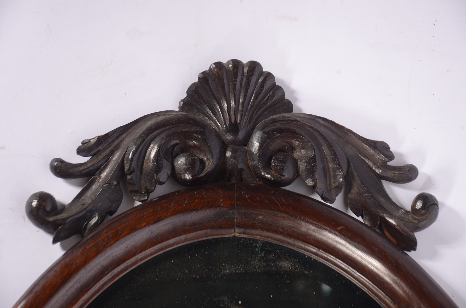 Pequeno espelho de cristal bisotado feitio oval com moldura de... - foto 4 de 7