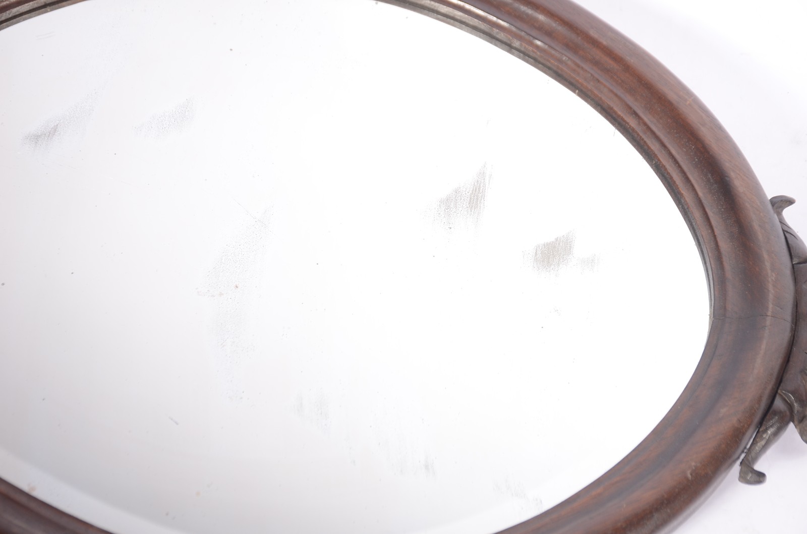 Pequeno espelho de cristal bisotado feitio oval com moldura de... - foto 5 de 7
