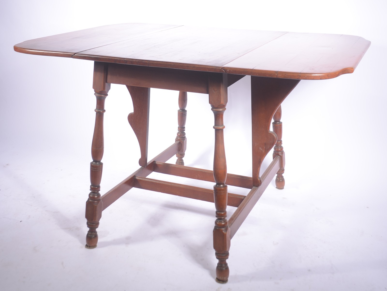Mesa de madeira nobre, tampo retangular com abas laterais, apoio em... - foto 1 de 5