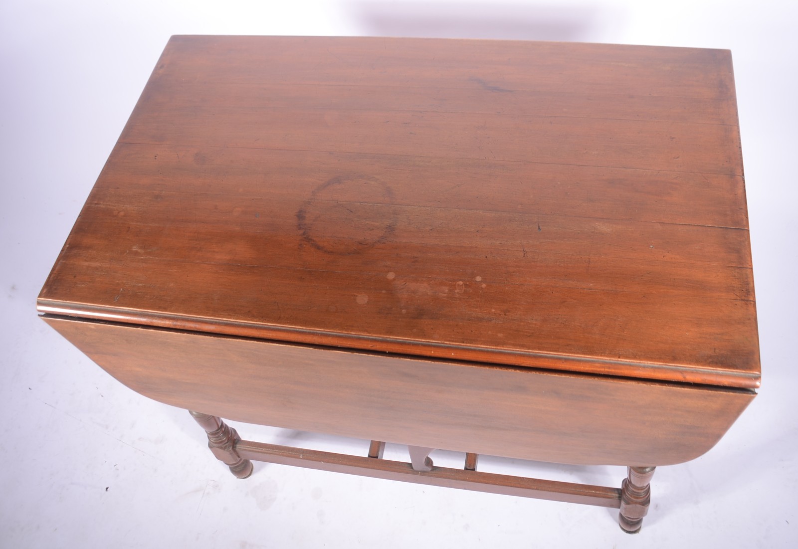 Mesa de madeira nobre, tampo retangular com abas laterais, apoio em... - foto 5 de 5