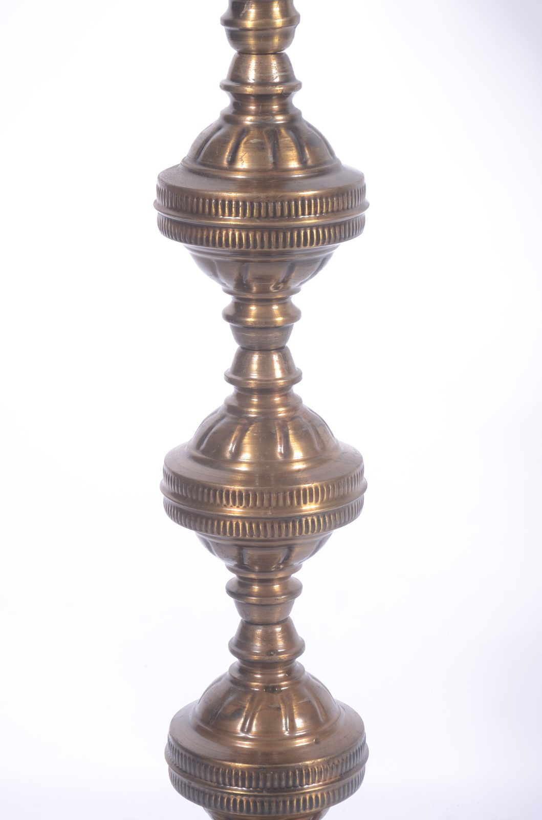 Luminária marroquina de metal dourado, globo com placas de vidro. - foto 4 de 7