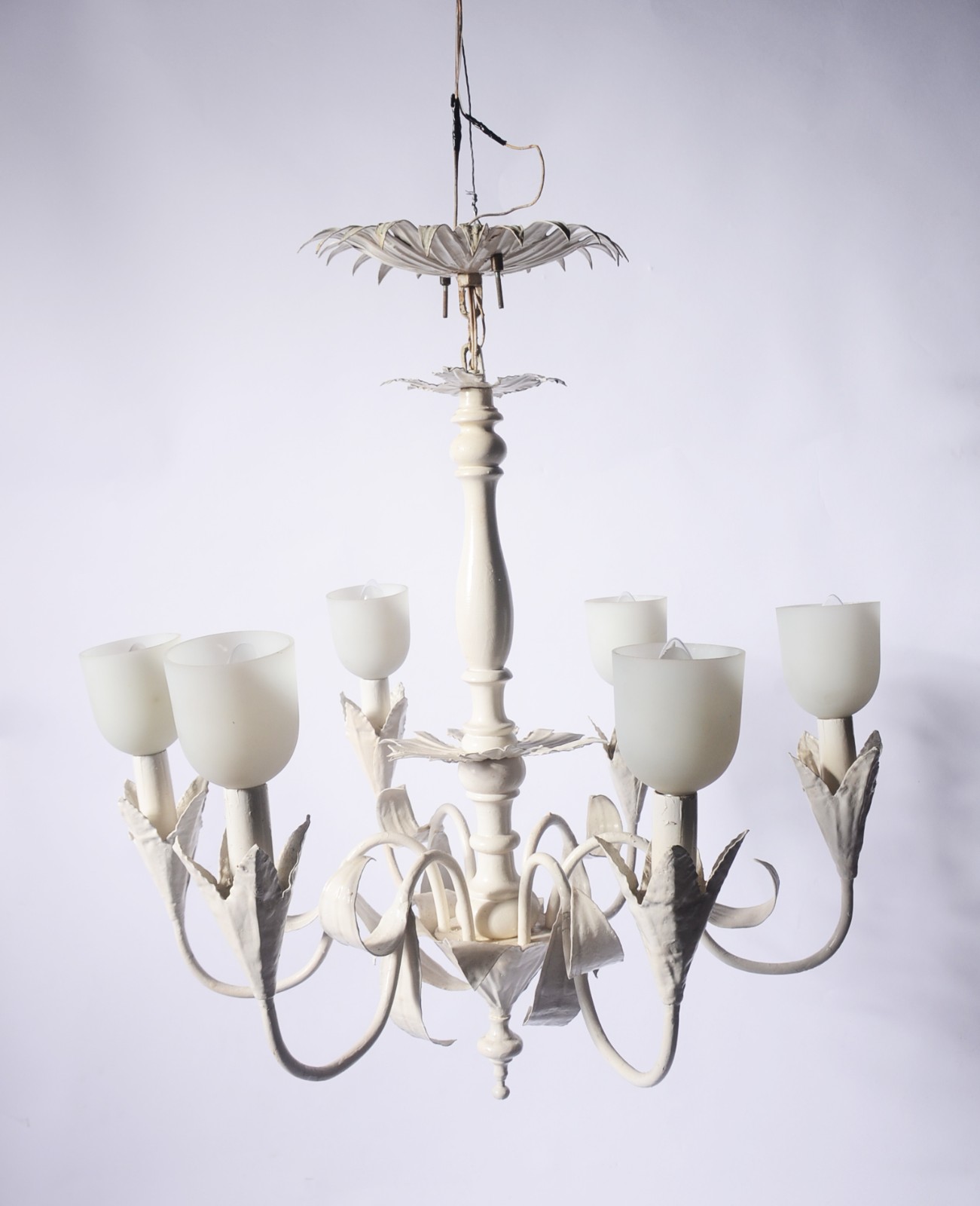 Lustre de metal pintado de branco para 6 luzes, copinhos de vidro... - foto 1 de 6