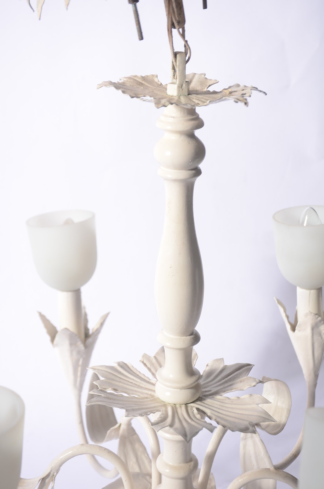 Lustre de metal pintado de branco para 6 luzes, copinhos de vidro... - foto 2 de 6