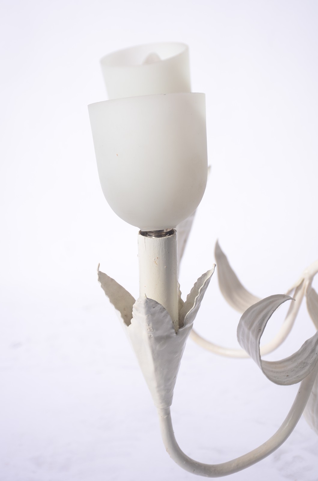 Lustre de metal pintado de branco para 6 luzes, copinhos de vidro... - foto 3 de 6