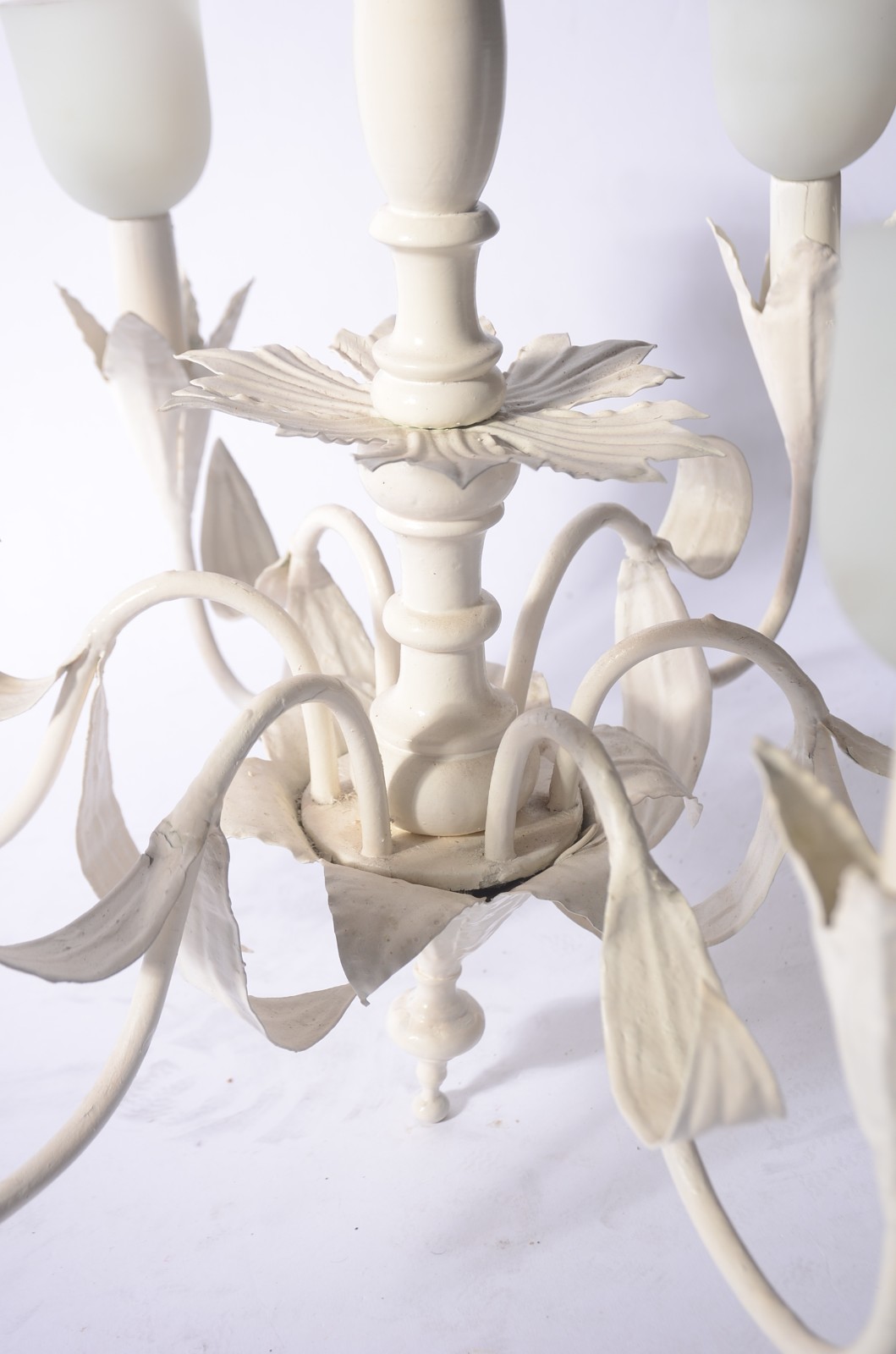 Lustre de metal pintado de branco para 6 luzes, copinhos de vidro... - foto 4 de 6