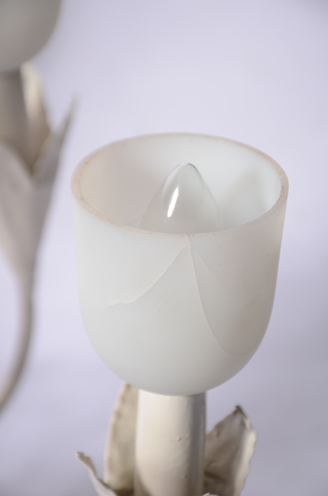 Lustre de metal pintado de branco para 6 luzes, copinhos de vidro... - foto 5 de 6