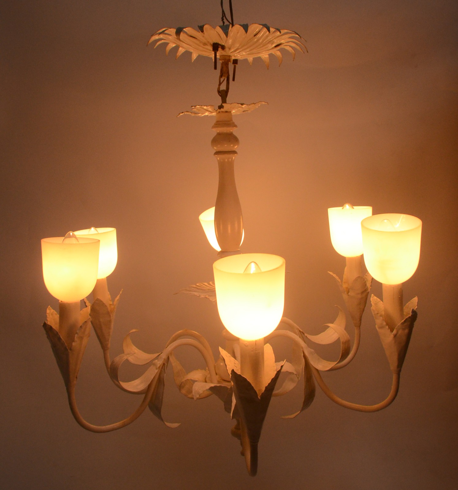 Lustre de metal pintado de branco para 6 luzes, copinhos de vidro... - foto 6 de 6