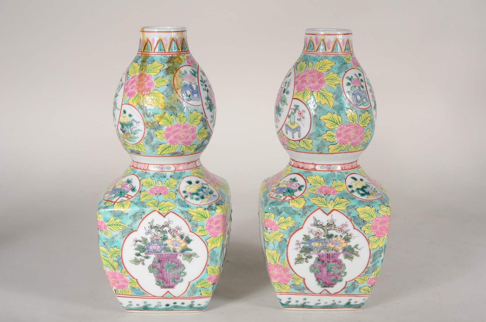 Par de vasos de porcelana oriental decorados com flores, folhas e... - foto 1 de 9