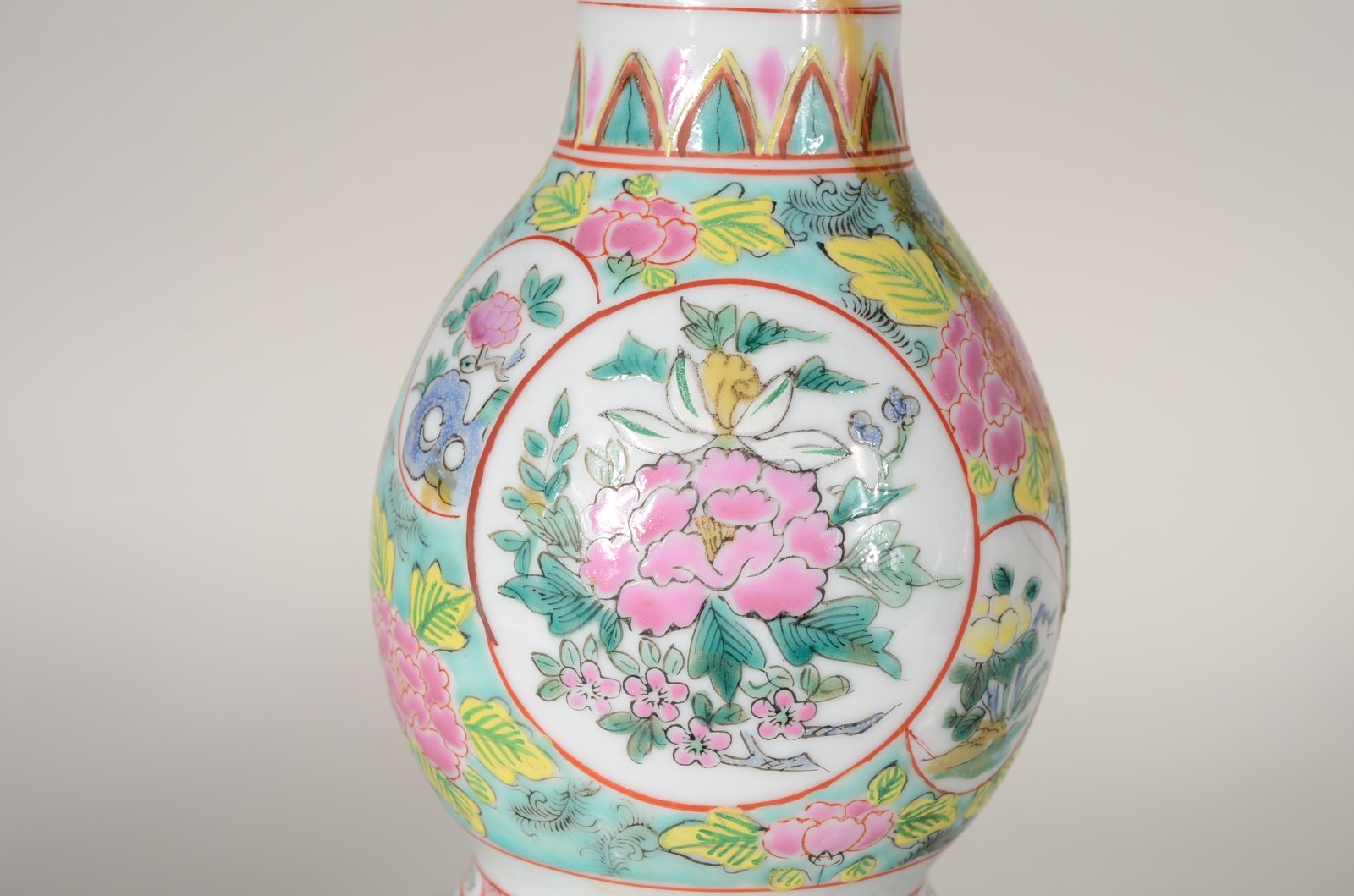 Par de vasos de porcelana oriental decorados com flores, folhas e... - foto 2 de 9