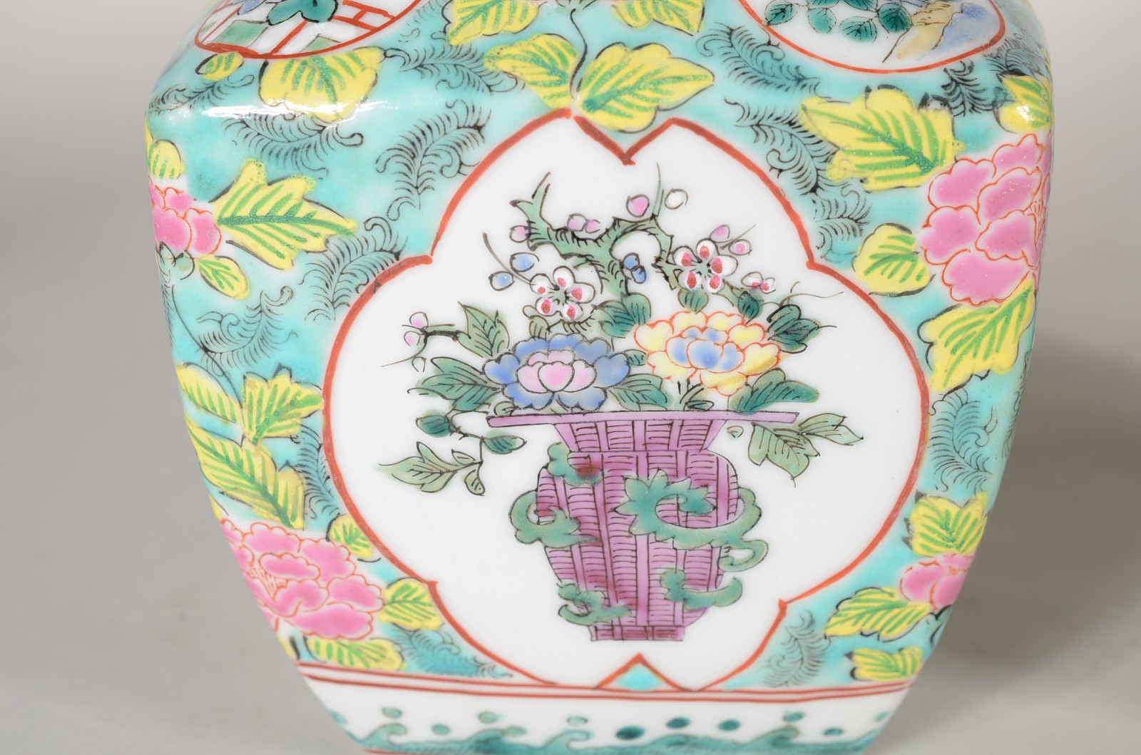 Par de vasos de porcelana oriental decorados com flores, folhas e... - foto 3 de 9