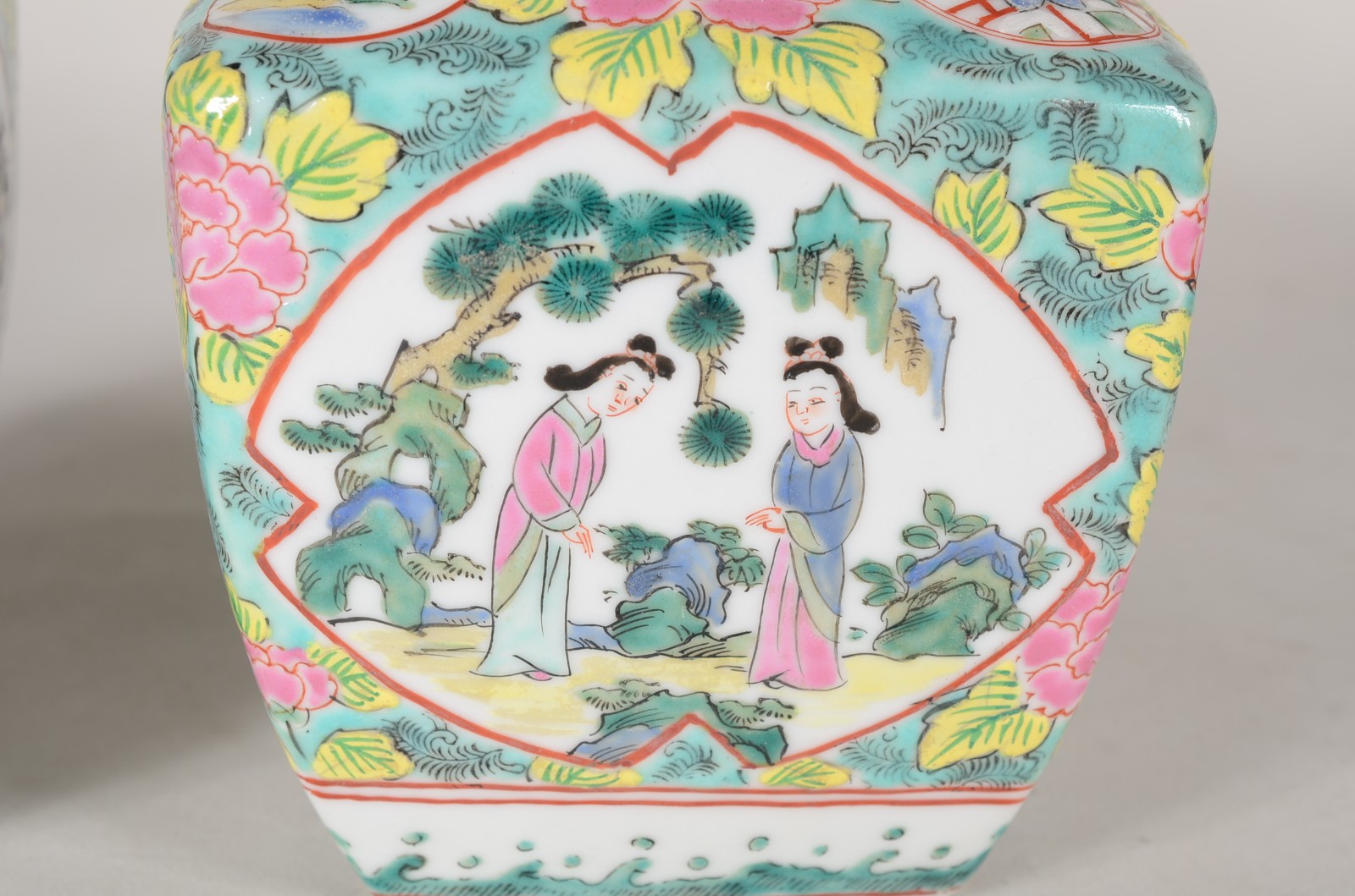 Par de vasos de porcelana oriental decorados com flores, folhas e... - foto 4 de 9