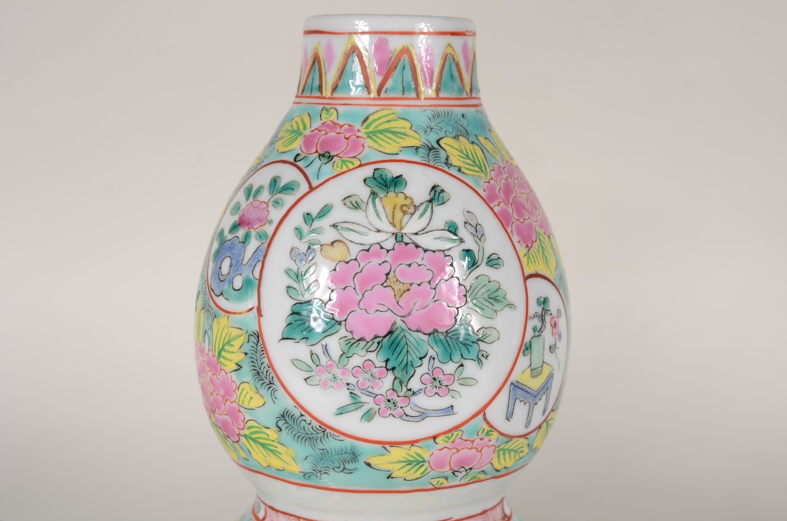 Par de vasos de porcelana oriental decorados com flores, folhas e... - foto 5 de 9