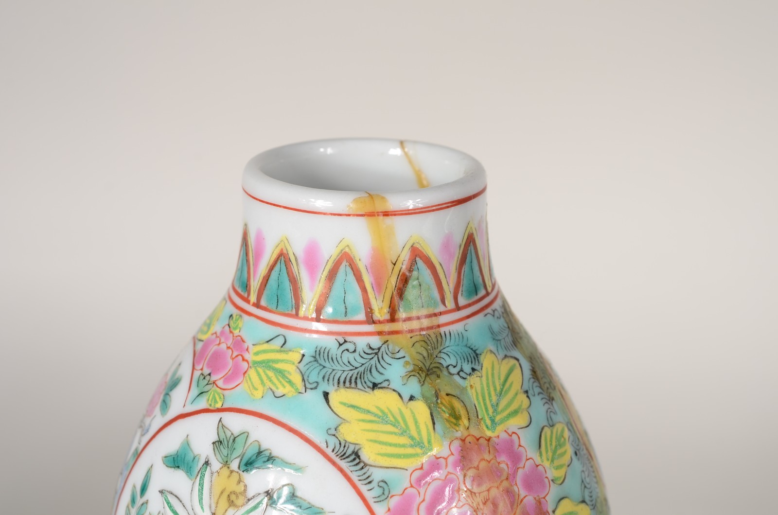 Par de vasos de porcelana oriental decorados com flores, folhas e... - foto 6 de 9