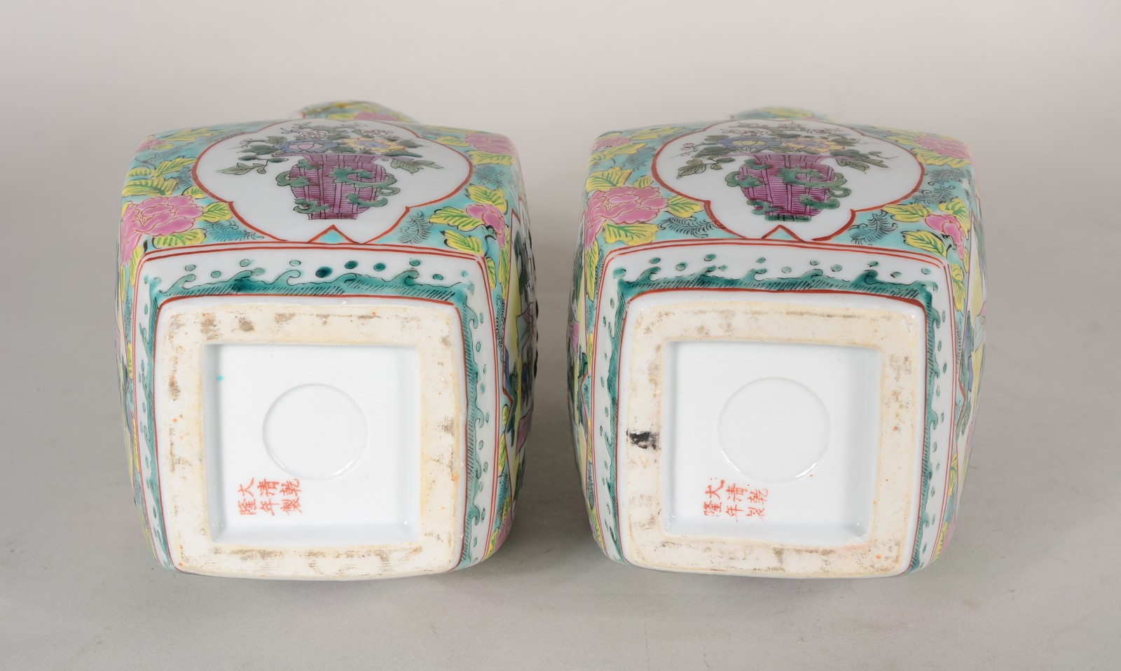 Par de vasos de porcelana oriental decorados com flores, folhas e... - foto 7 de 9