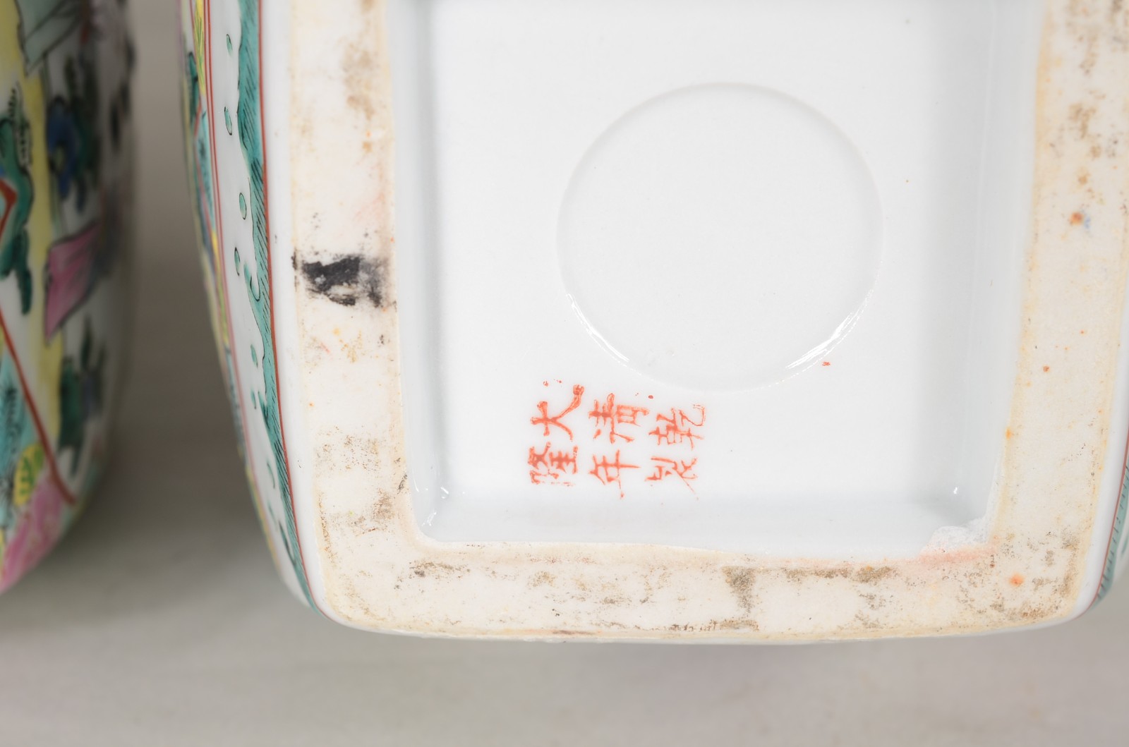 Par de vasos de porcelana oriental decorados com flores, folhas e... - foto 8 de 9