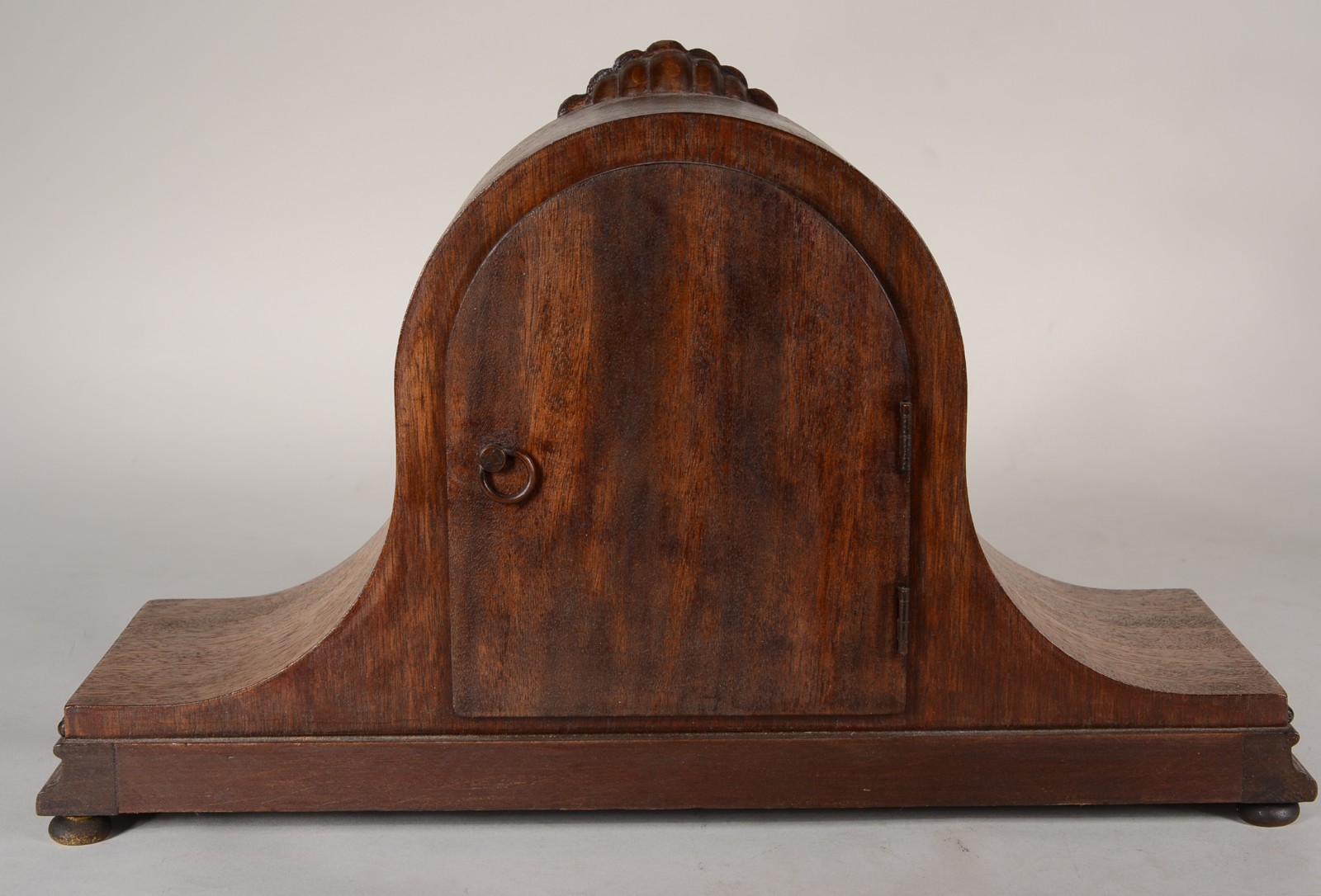 Relógio carrilhão de mesa, caixa de madeira encimada por concheado... - foto 5 de 10
