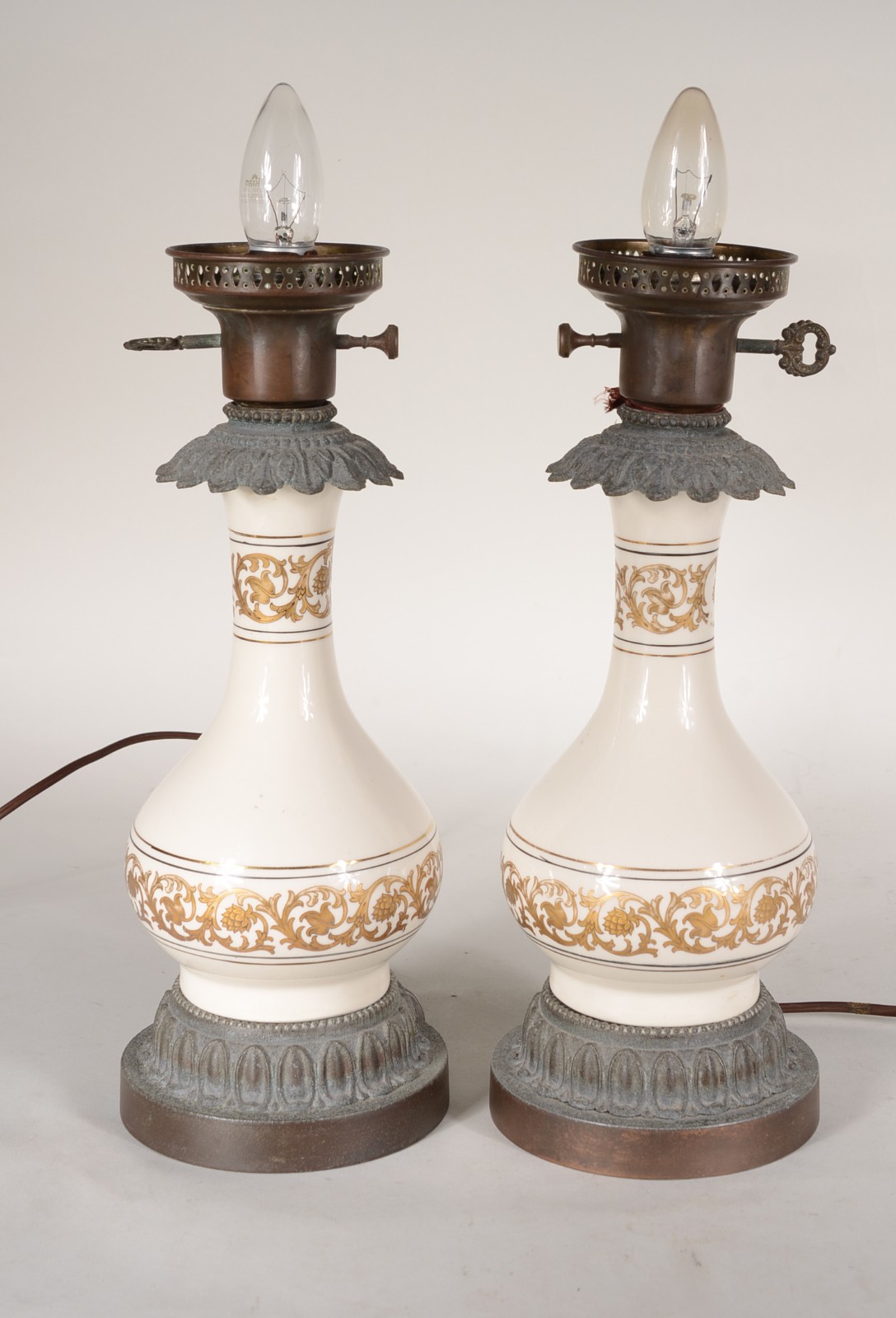 Par de abatjoures de porcelana, base de metal. - foto 1 de 8