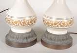 Par de abatjoures de porcelana, base de metal. - Par de abatjoures de porcelana, base de metal.