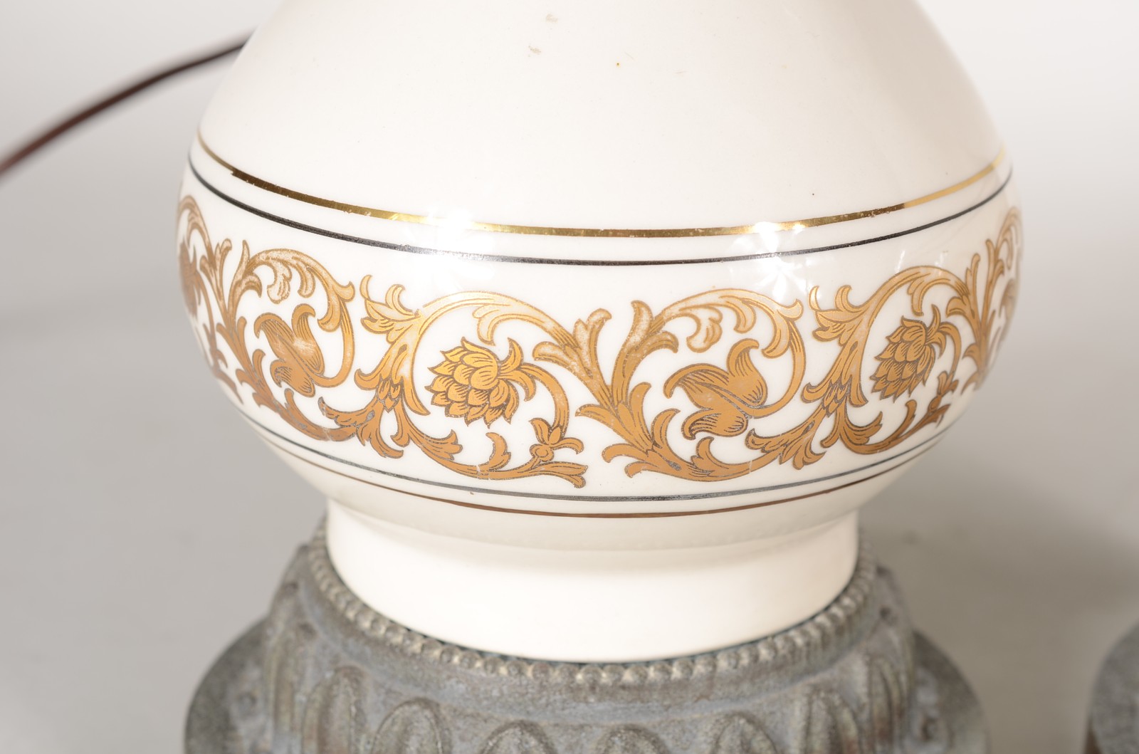 Par de abatjoures de porcelana, base de metal. - foto 4 de 8