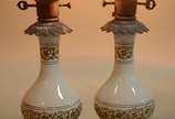 Par de abatjoures de porcelana, base de metal. - Par de abatjoures de porcelana, base de metal.