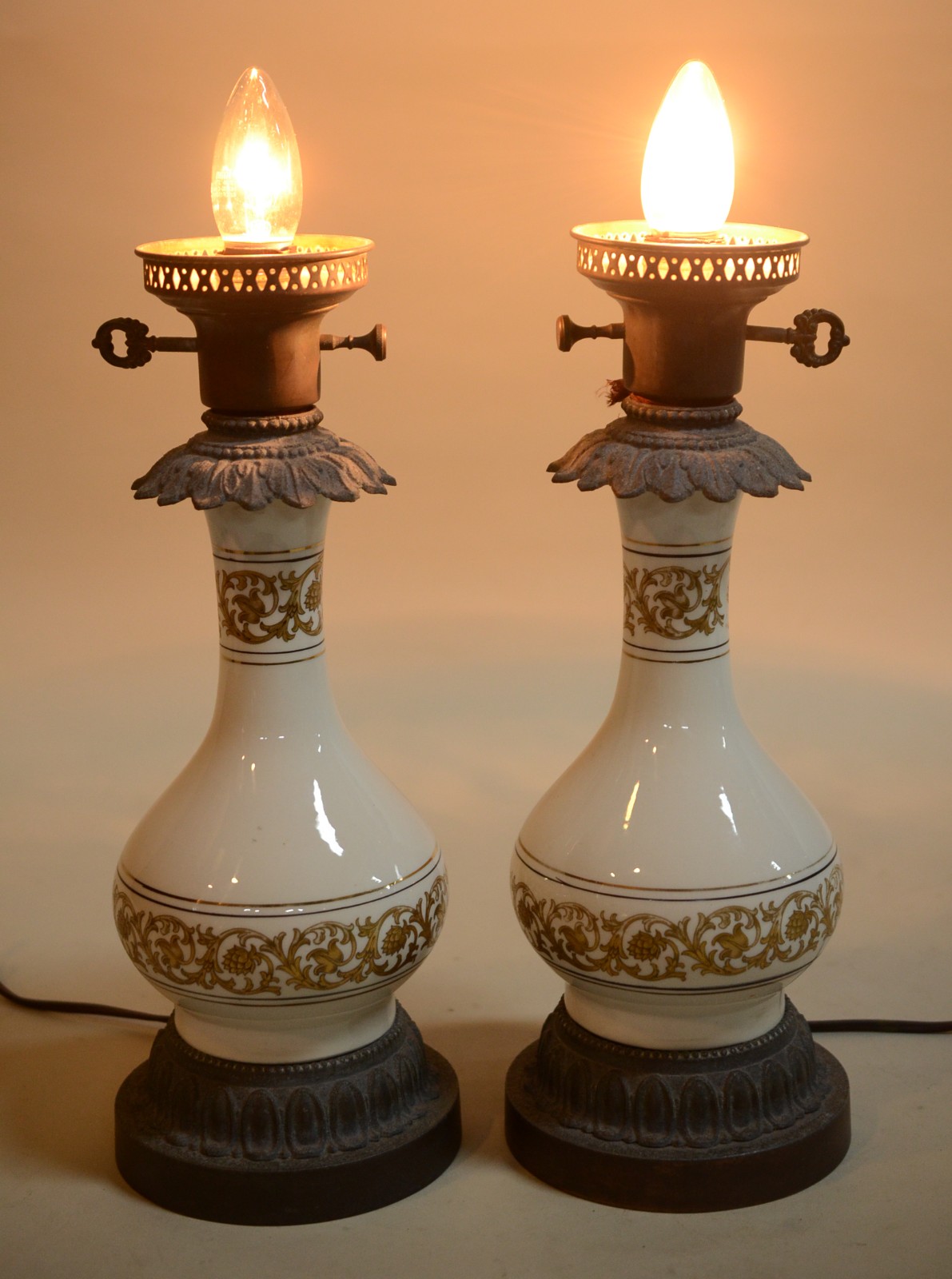 Par de abatjoures de porcelana, base de metal. - foto 5 de 8