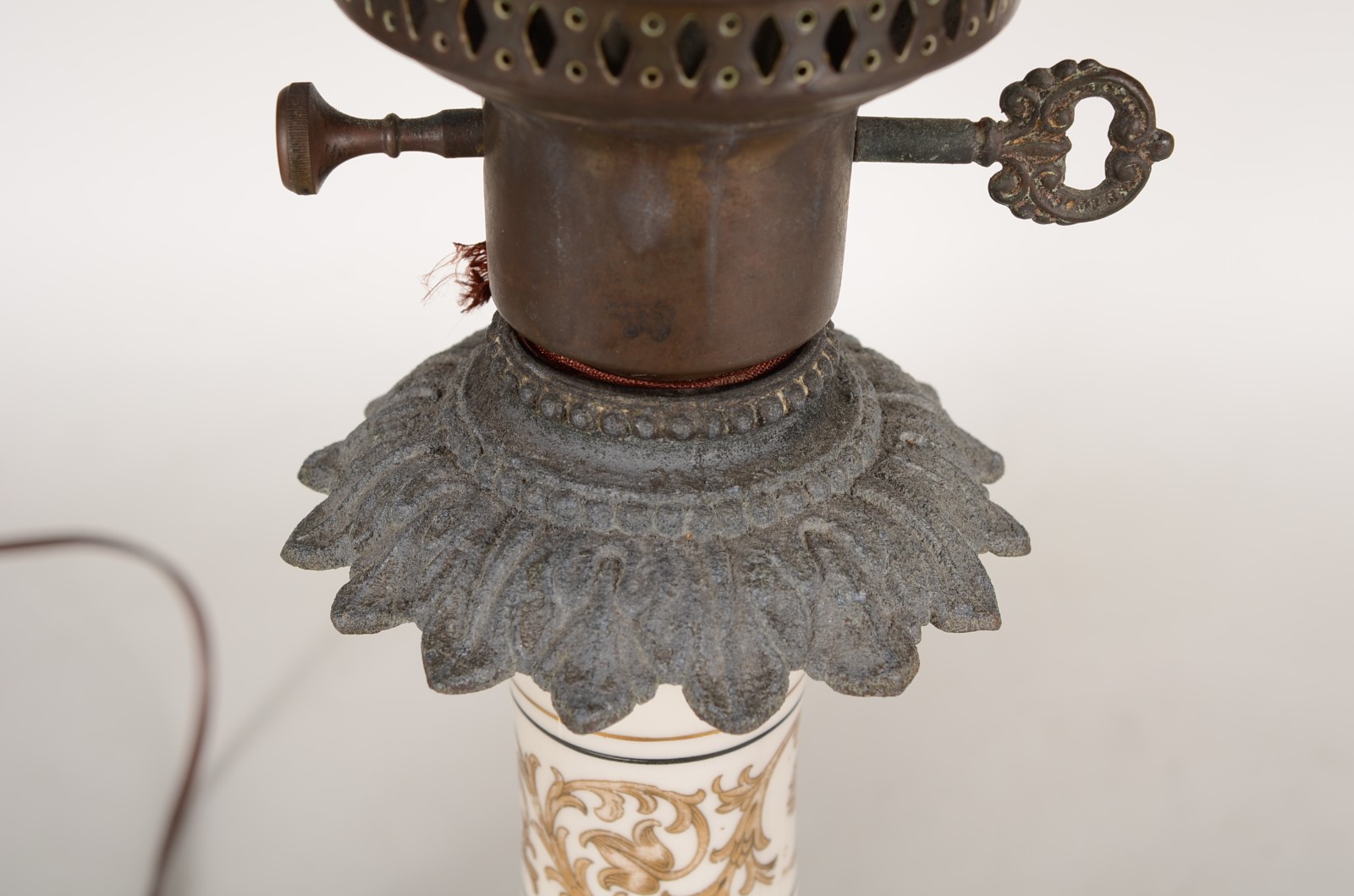Par de abatjoures de porcelana, base de metal. - foto 8 de 8