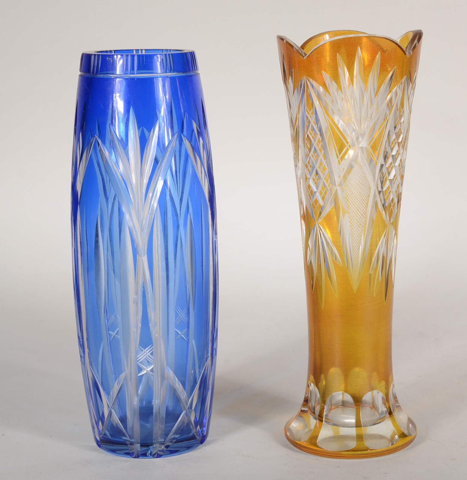 Dois vasos de cristal doublé lapidado nas cores azul e amarelo... - foto 1 de 9