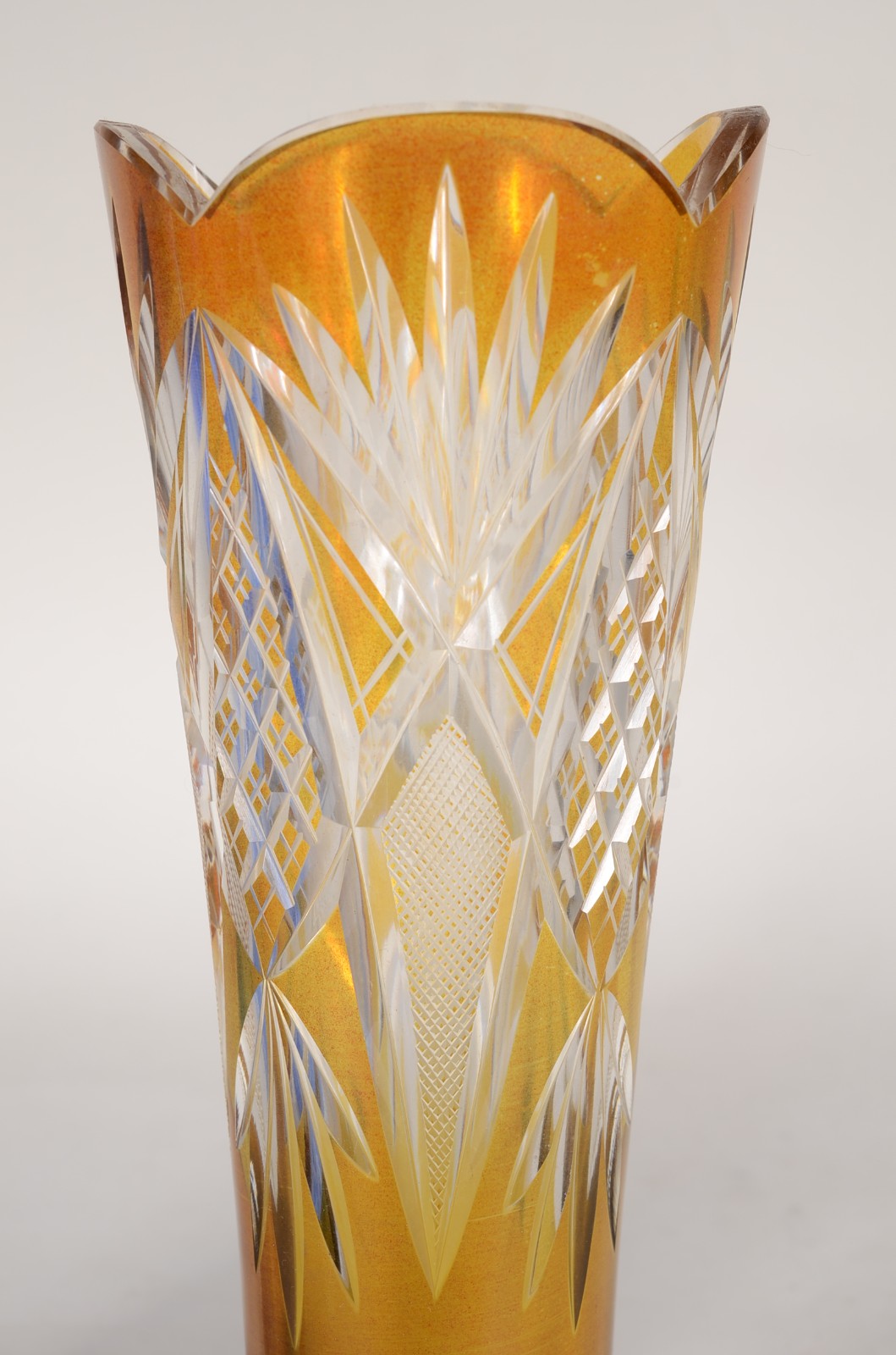 Dois vasos de cristal doublé lapidado nas cores azul e amarelo... - foto 2 de 9