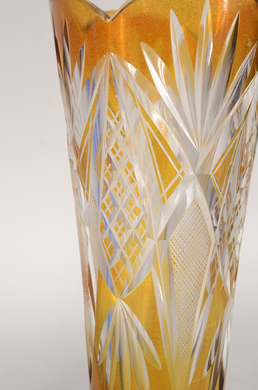 Dois vasos de cristal doublé lapidado nas cores azul e amarelo... - foto 3 de 9