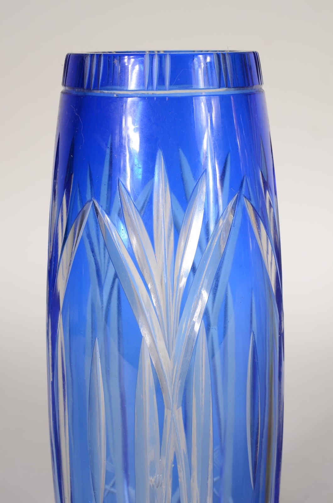 Dois vasos de cristal doublé lapidado nas cores azul e amarelo... - foto 4 de 9