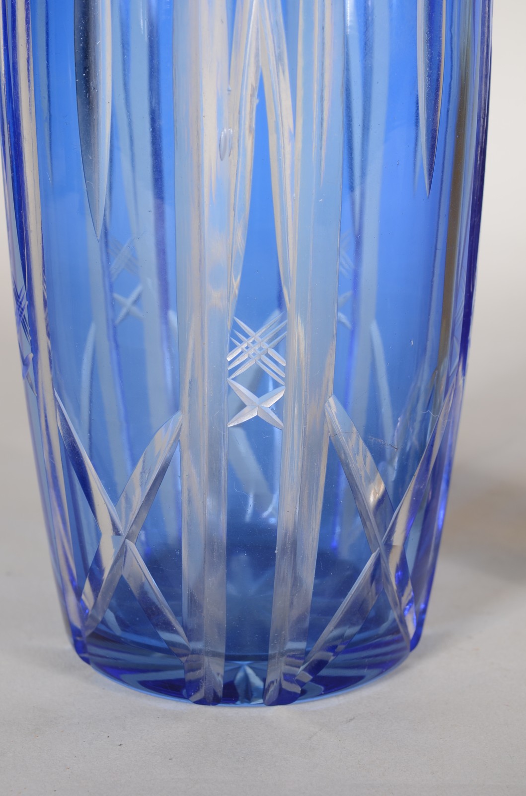 Dois vasos de cristal doublé lapidado nas cores azul e amarelo... - foto 5 de 9