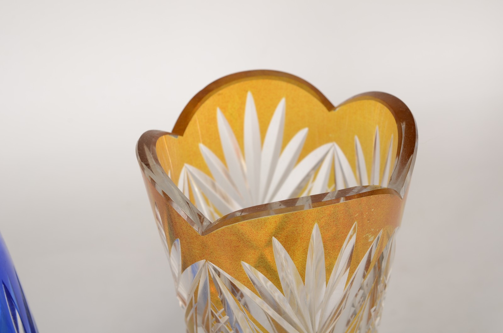 Dois vasos de cristal doublé lapidado nas cores azul e amarelo... - foto 6 de 9