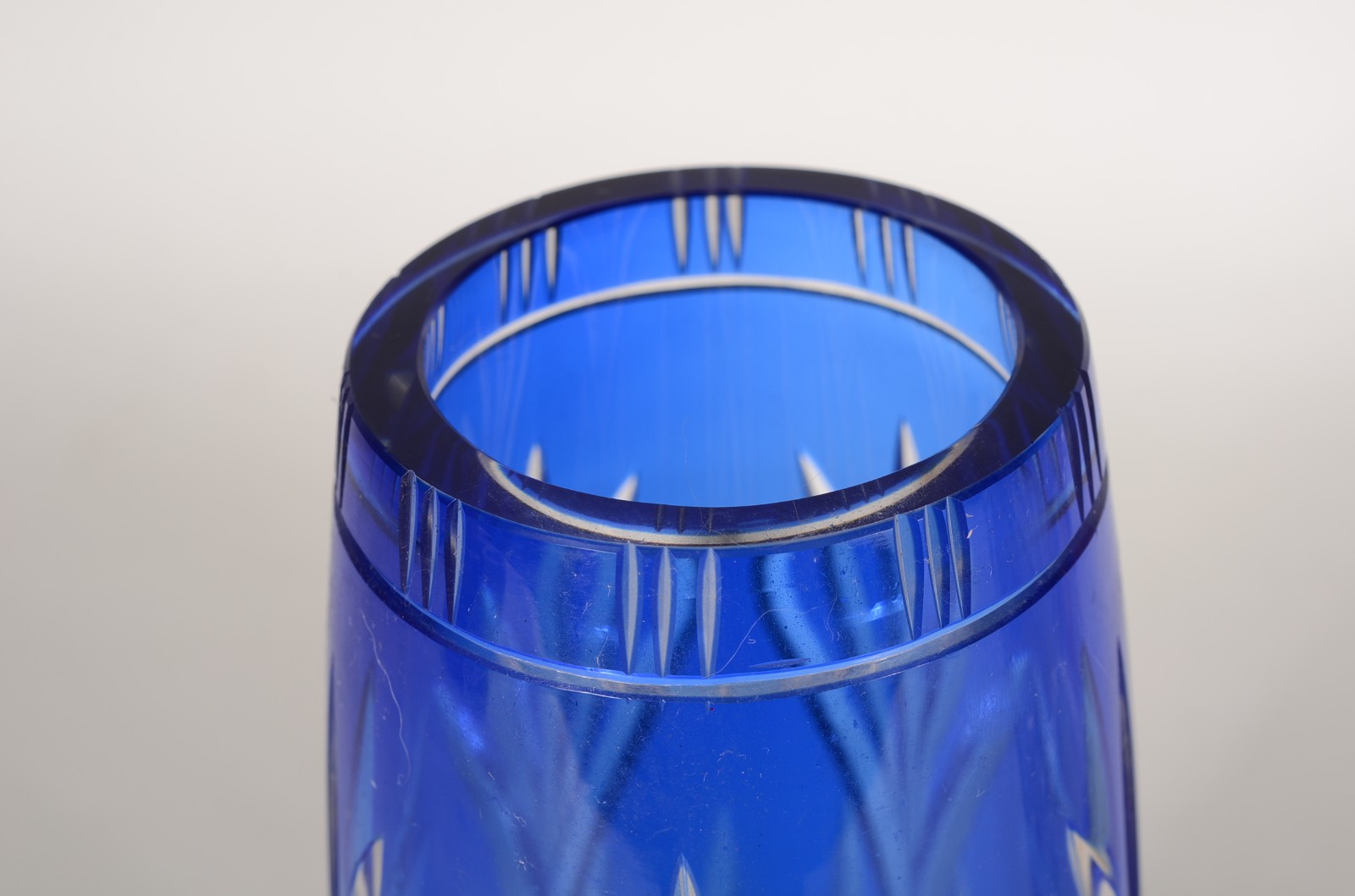 Dois vasos de cristal doublé lapidado nas cores azul e amarelo... - foto 7 de 9