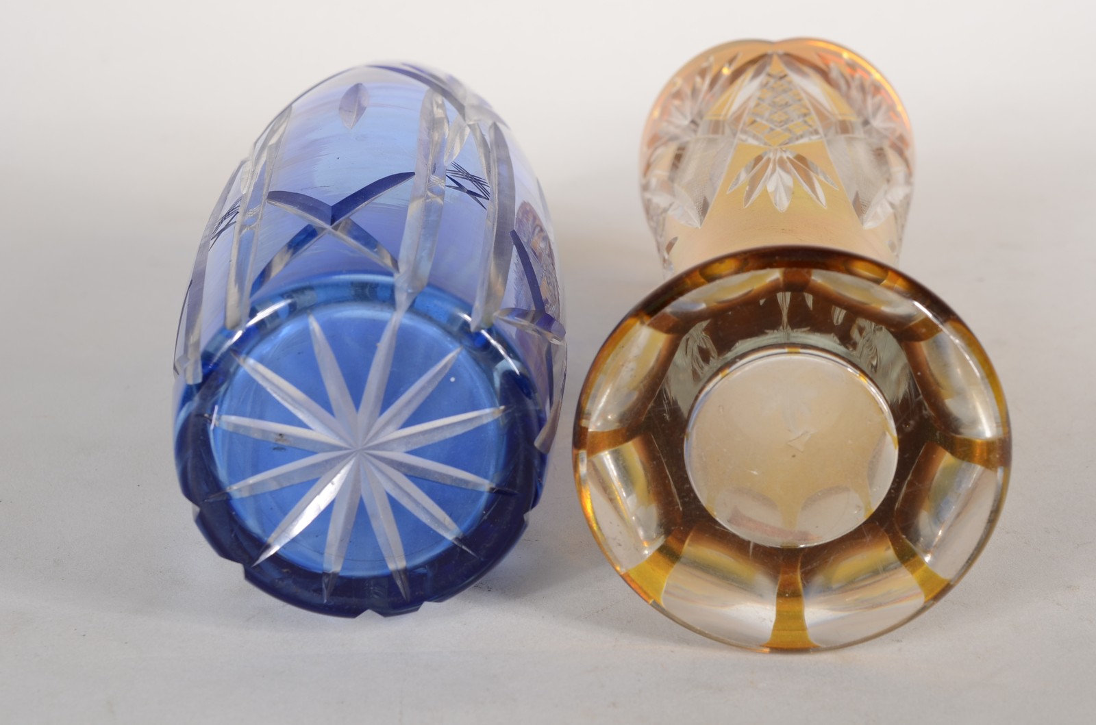 Dois vasos de cristal doublé lapidado nas cores azul e amarelo... - foto 9 de 9