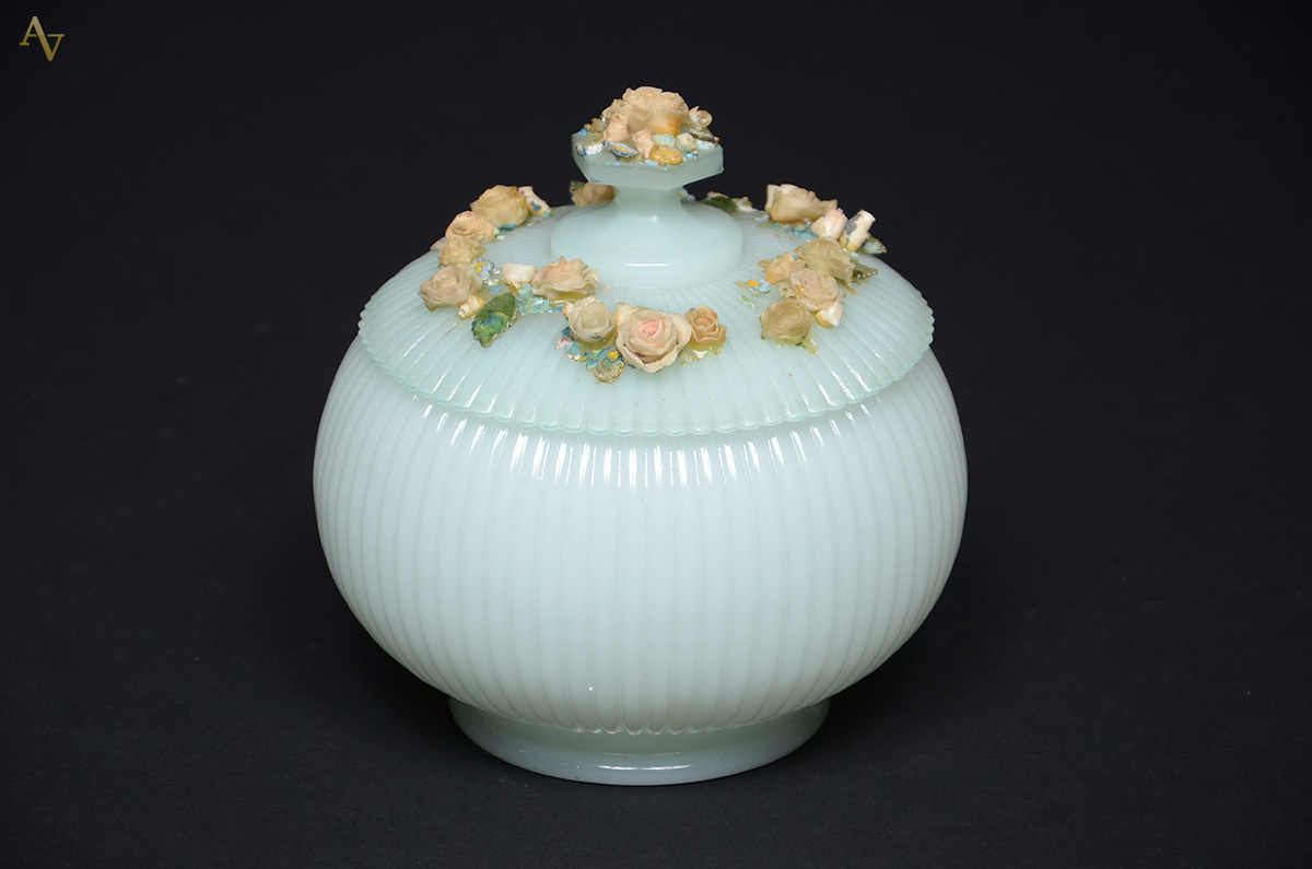 Bomboniere de opalina com flores em relevo. Diâmetro 14 cm e altura...